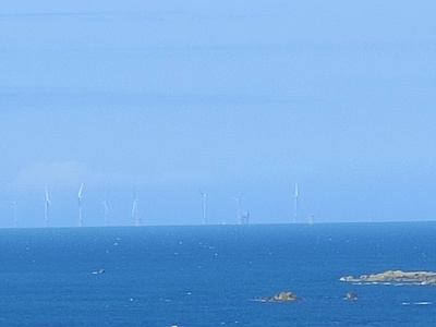 Parc éolien en mer en construction en face d'Erquy