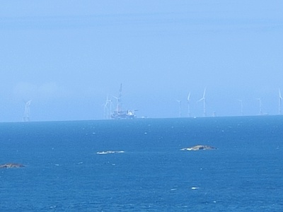 Parc éolien en mer en construction en face d'Erquy