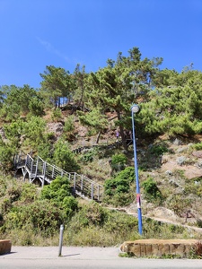 Escalier pour atteindre le Cap d'Erquy depuis le port