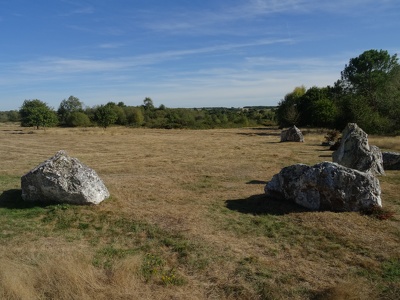Ensemble du tribunal sur le site mégalithique de Saint-Just
