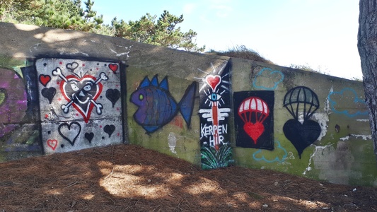 Street art sur un bunker à la Pointe de Kerpenhir à Locmariaquer