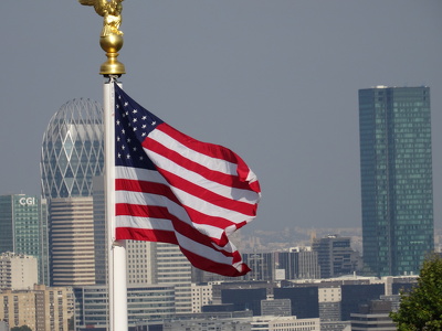 La Défense et le drapeau des États-Unis