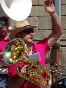 Musiciens devant l'église Saint-Aubin de Guérande