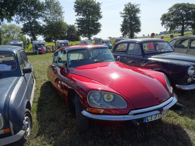 Citroen DS lors d'une exposition de voitures anciennes à Saulniè