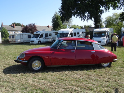 Citroen DS lors d'une exposition de voitures anciennes à Saulniè