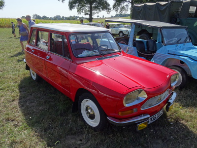 Citroen Ami 8 lors d'une exposition de voitures anciennes à Saul