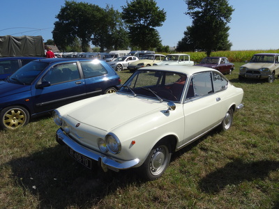 Fiat 850 Coupé Sport lors d'une exposition de voitures anciennes