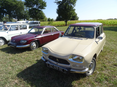 Citroen Ami 8 lors d'une exposition de voitures anciennes à Saul