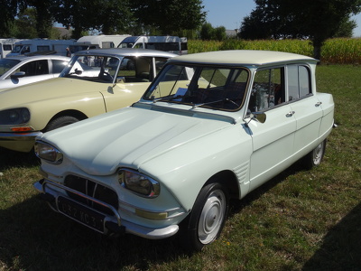 Citroen Ami 6 lors d'une exposition de voitures anciennes à Saul