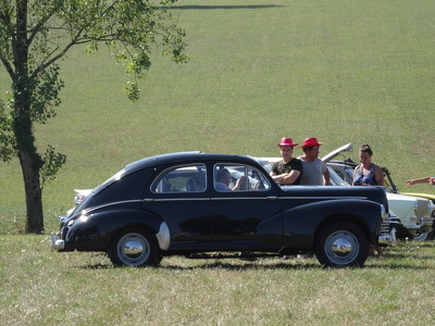 Peugeot 203 lors d'une exposition de voitures anciennes à Saulni
