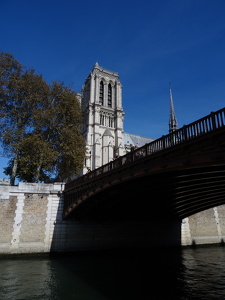 Cathédrale Notre-Dame de Paris derrière le Pont au Double