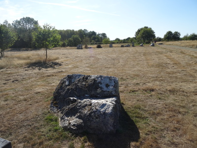 Ensemble du tribunal sur le site mégalithique de Saint-Just