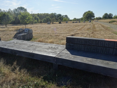 Ensemble du tribunal sur le site mégalithique de Saint-Just