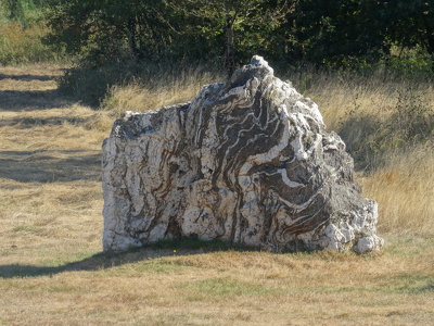 Ensemble du tribunal sur le site mégalithique de Saint-Just