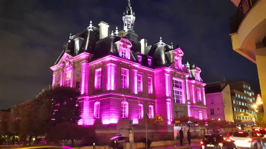 Mairie de Suresnes, de nuit