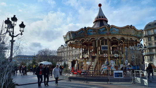 Manège sur la place de l'Hôtel de Ville de Paris