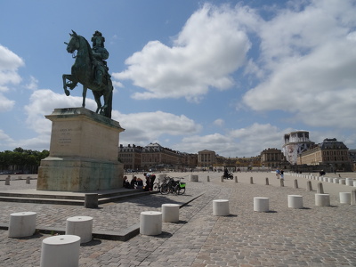 Statue équestre de Louis XIV devant le Château de Versailles
