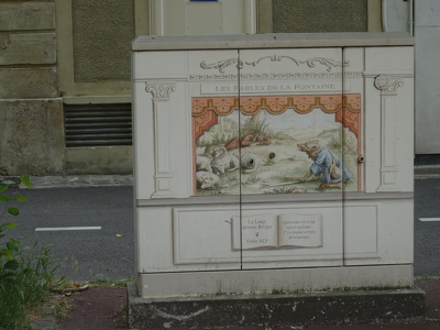Armoire technique décorée à Versailles