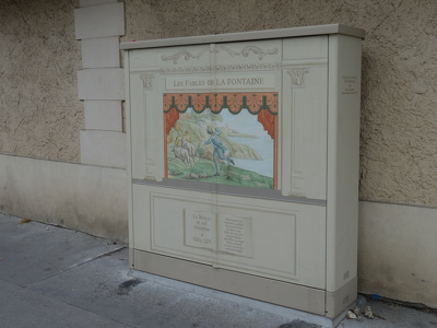 Armoire technique décorée à Versailles
