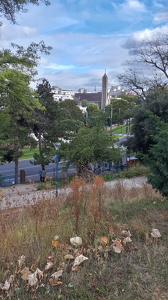 Vue sur l'Église Notre-Dame-de-Fatima depuis le Parc de la Butte