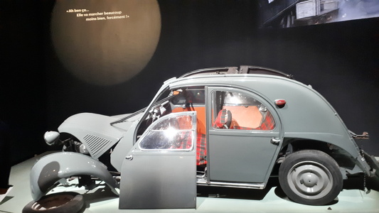 Citroën 2CV en morceau à une exposition sur Louis de Funès