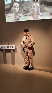 Louis de Funès reproduit en cire habillé tel que dans le fil "Le