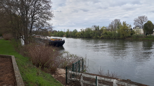 Péniche à l'entrée des écluses de Bougival