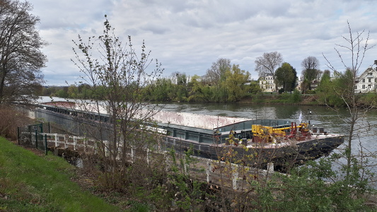 Péniche à l'entrée des écluses de Bougival