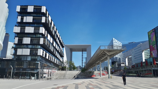 La Jetée qui donne sur la Grande ARche de la Défense