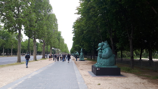 Exposition Geluck sur l'avenue des Champs-Élysées