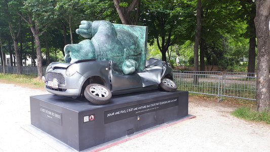 Exposition Geluck sur l'avenue des Champs-Élysées