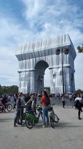 "L'Arc de Triomphe empaqueté" par Christo à Paris