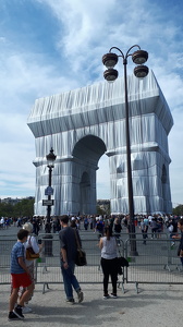 "L'Arc de Triomphe empaqueté" par Christo à Paris