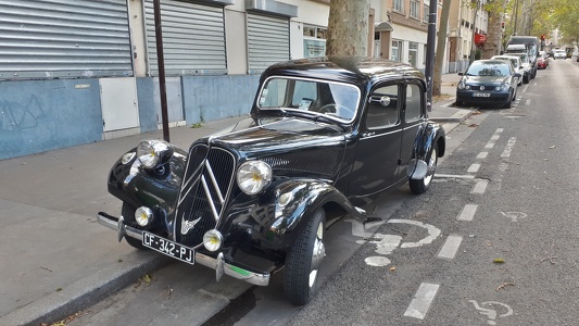 Citroën Traction avant dans le quartier de la Mouzaïa à Paris
