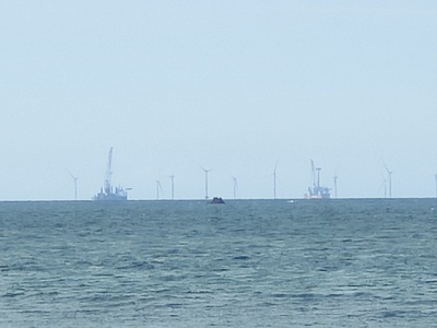 Parc éolien en construction en face de la plage du Guen à Erquy