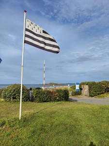 Le Gwenn ha du (drapeau breton) qui flotte sur Erquy