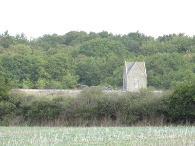 Petite édifice ressemblant à une chapelle au alentour de Guérand