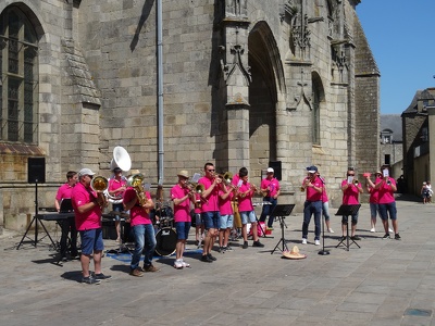 Musiciens devant l'église Saint-Aubin de Guérande