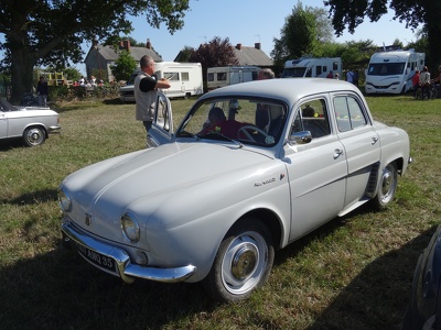 Renault Dauphine lors d'une exposition de voitures anciennes à S