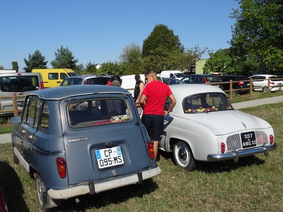 Renault 4L GTL et Renault Dauphine lors d'une exposition de voit