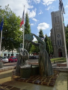 Fontaine "Les laveuse d'huitres" en face l'Eglise Saint-Méen à C