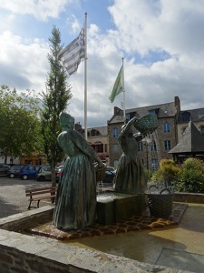 Fontaine "Les laveuse d'huitres" en face l'Eglise Saint-Méen à C