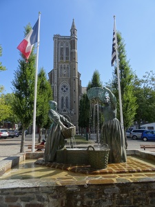 Fontaine "Les laveuses d'huitres" devant l'Eglise Saint-Méen à C
