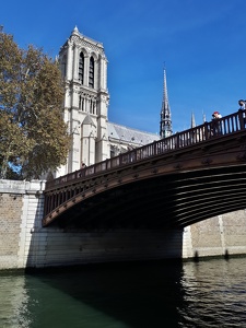 Cathédrale Notre-Dame de Paris derrière le Pont au Double