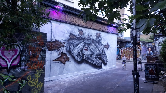 "Millennium Falcon" street art, Londres