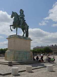 Statue équestre de Louis XIV devant le Château de Versailles