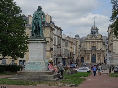 Statue et Place Hoche à Versailles
