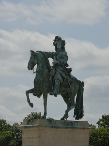 Statue équestre de Louis XIV devant le Château de Versailles
