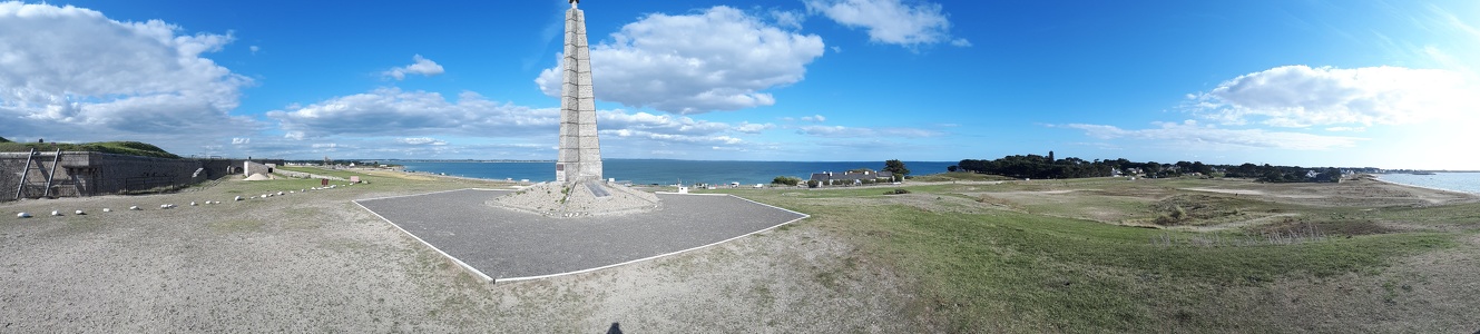Monument hommage aux Résistants au Fort Penthièvre à Saint-Pierr